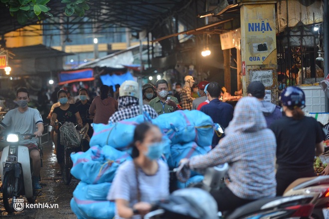  Ảnh: Từ sáng sớm, các khu chợ ở Hà Nội đã đông nghẹt người mua hàng - Ảnh 1.