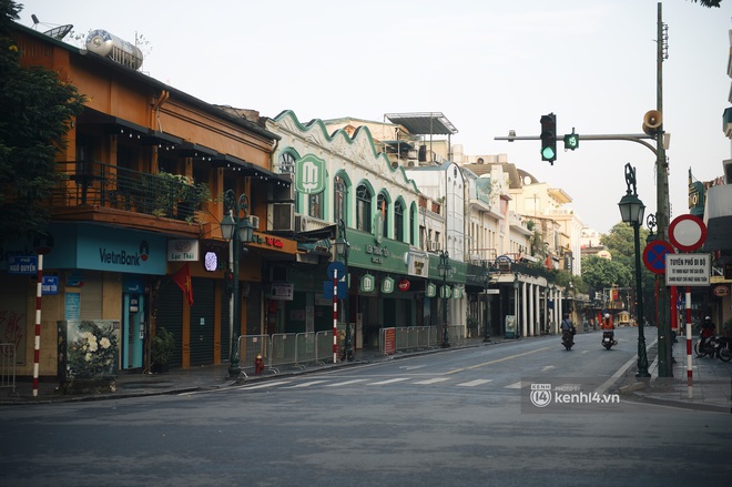 Hà Nội ngày đầu thực hiện giãn cách xã hội theo Chỉ thị 16: Đường phố vắng lặng, hàng quán đóng kín cửa im lìm - Ảnh 3. Hà Nội ngày đầu thực hiện giãn cách xã hội theo Chỉ thị 16: Đường phố vắng lặng, hàng quán đóng kín cửa im lìm - Ảnh 3.