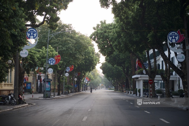 Hà Nội ngày đầu thực hiện giãn cách xã hội theo Chỉ thị 16: Đường phố vắng lặng, hàng quán đóng kín cửa im lìm - Ảnh 6. Hà Nội ngày đầu thực hiện giãn cách xã hội theo Chỉ thị 16: Đường phố vắng lặng, hàng quán đóng kín cửa im lìm - Ảnh 6.