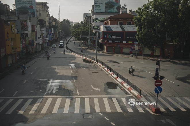 Hà Nội ngày đầu thực hiện giãn cách xã hội theo Chỉ thị 16: Đường phố vắng lặng, hàng quán đóng kín cửa im lìm - Ảnh 12. Hà Nội ngày đầu thực hiện giãn cách xã hội theo Chỉ thị 16: Đường phố vắng lặng, hàng quán đóng kín cửa im lìm - Ảnh 12.
