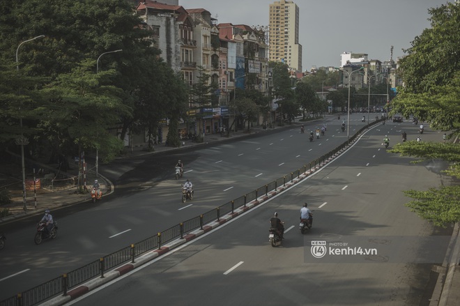 Hà Nội ngày đầu thực hiện giãn cách xã hội theo Chỉ thị 16: Đường phố vắng lặng, hàng quán đóng kín cửa im lìm - Ảnh 12. Hà Nội ngày đầu thực hiện giãn cách xã hội theo Chỉ thị 16: Đường phố vắng lặng, hàng quán đóng kín cửa im lìm - Ảnh 12.