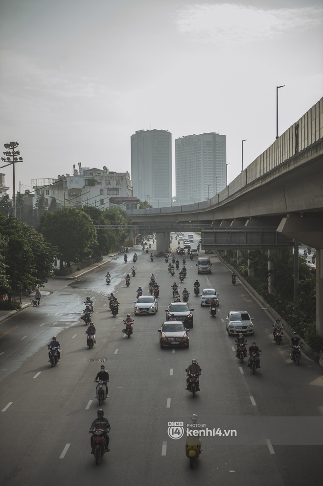Hà Nội ngày đầu thực hiện giãn cách xã hội theo Chỉ thị 16: Đường phố vắng lặng, hàng quán đóng kín cửa im lìm - Ảnh 12. Hà Nội ngày đầu thực hiện giãn cách xã hội theo Chỉ thị 16: Đường phố vắng lặng, hàng quán đóng kín cửa im lìm - Ảnh 12.