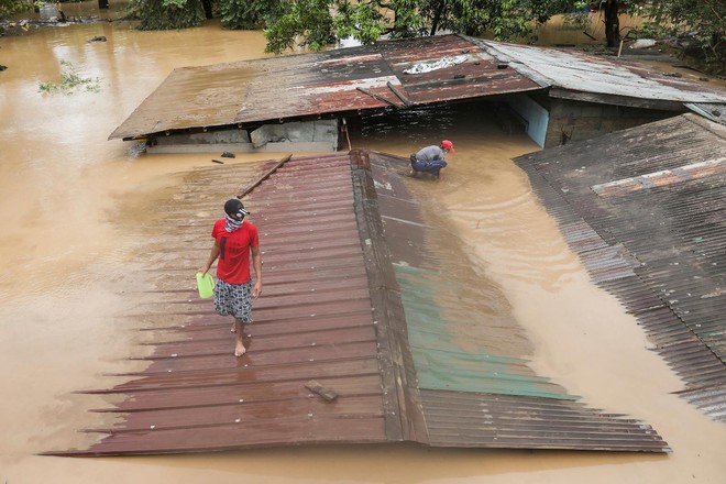 Sau Trung Quốc, đến lượt Philippines hứng chịu bão lũ tấn công: Cả vạn người sơ tán, nước lũ ngập tận nóc nhà - Ảnh 2. Sau Trung Quốc, đến lượt Philippines hứng chịu bão lũ tấn công: Cả vạn người sơ tán, nước lũ ngập tận nóc nhà - Ảnh 2.