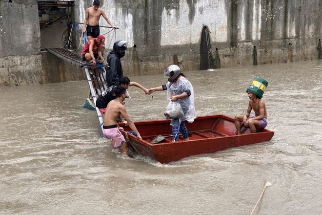 Sau Trung Quốc, đến lượt Philippines hứng chịu bão lũ tấn công: Cả vạn người sơ tán, nước lũ ngập tận nóc nhà - Ảnh 1.