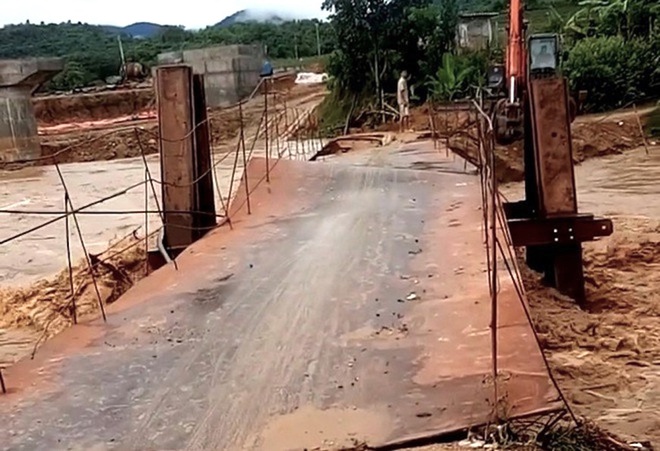 Clip: Khoảnh khắc lũ lớn cuốn tr&ocirc;i cả c&acirc;y cầu ở Thanh H&oacute;a - Ảnh 3.