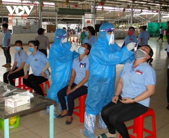 Tiền Giang đưa hơn 80 ca dương tính tại khu công nghiệp đi điều trị cách ly khẩn cấp - Ảnh 1.