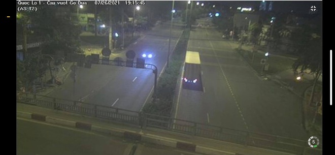 Trực tiếp: Toàn cảnh đường phố Sài Gòn sau 18h tối nay (26/7) - Ảnh 2.