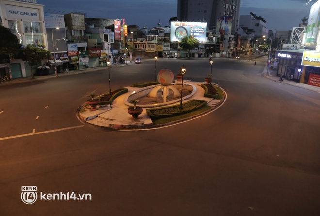 Trực tiếp: Toàn cảnh đường phố Sài Gòn sau 18h tối nay (26/7) - Ảnh 1.