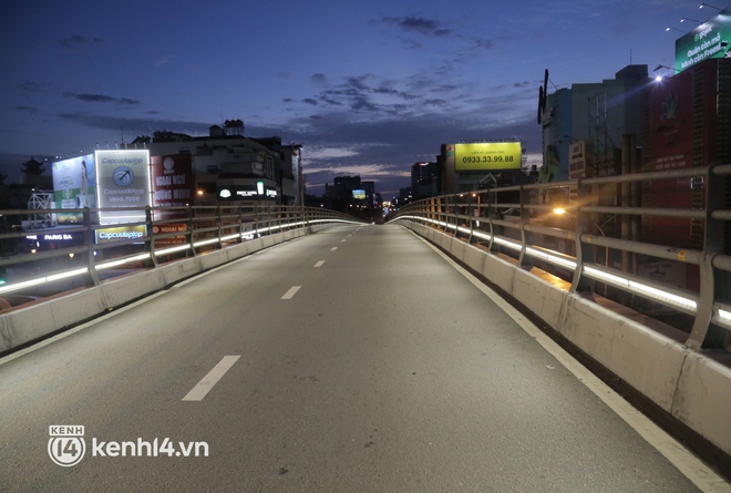 Trực tiếp: Toàn cảnh đường phố Sài Gòn sau 18h tối nay (26/7) - Ảnh 3.