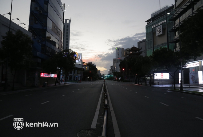Trực tiếp: Toàn cảnh đường phố Sài Gòn sau 18h tối nay (26/7) - Ảnh 4.