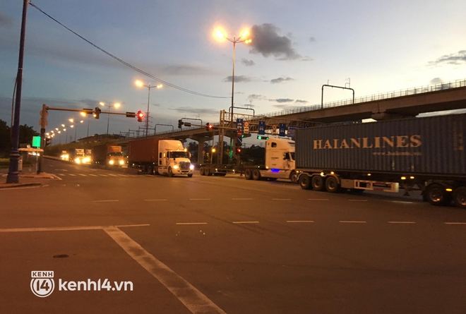 Trực tiếp: Toàn cảnh đường phố Sài Gòn sau 18h tối nay (26/7) - Ảnh 3.