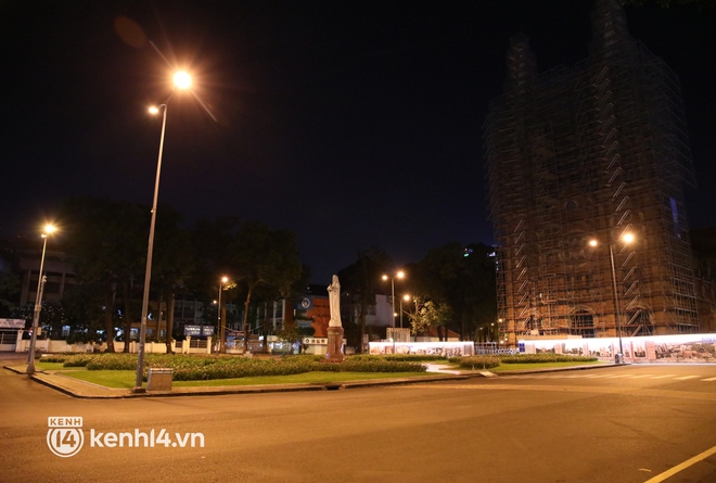Trực tiếp đường phố Sài Gòn sau 18h: Lặng người trước ông bố chở bình oxy cứu con - Ảnh 2.