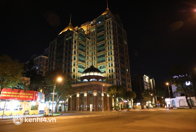 Trực tiếp đường phố Sài Gòn sau 18h: Lặng người trước ông bố chở bình oxy cứu con - Ảnh 1.