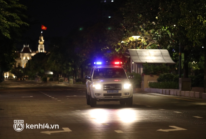 Trực tiếp đường phố Sài Gòn sau 18h: Lặng người trước ông bố chở bình oxy cứu con - Ảnh 4.