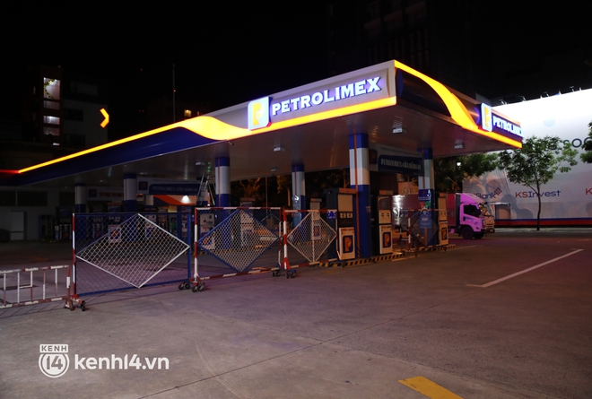 Trực tiếp đường phố Sài Gòn sau 18h: Lặng người trước ông bố chở bình oxy cứu con - Ảnh 5.