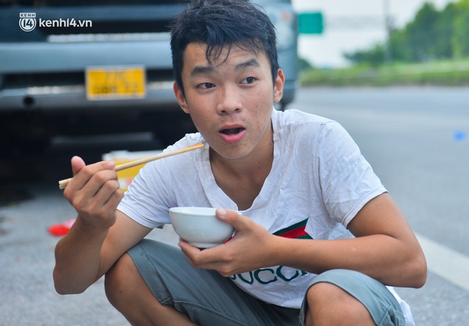 Tài xế container nấu ăn bên lề đường, chờ giấy thông hành để vào Hà Nội: "Tôi bị kẹt ở đây 5 ngày rồi chưa chuyển hàng được" - Ảnh 8. Tài xế container nấu ăn bên lề đường, chờ giấy thông hành để vào Hà Nội: "Tôi bị kẹt ở đây 5 ngày rồi chưa chuyển hàng được" - Ảnh 8.
