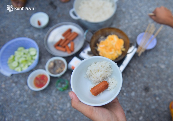 Tài xế container nấu ăn bên lề đường, chờ giấy thông hành để vào Hà Nội: "Tôi bị kẹt ở đây 5 ngày rồi chưa chuyển hàng được" - Ảnh 8. Tài xế container nấu ăn bên lề đường, chờ giấy thông hành để vào Hà Nội: "Tôi bị kẹt ở đây 5 ngày rồi chưa chuyển hàng được" - Ảnh 8.