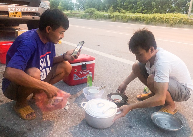Tài xế container nấu ăn bên lề đường, chờ giấy thông hành để vào Hà Nội: "Tôi bị kẹt ở đây 5 ngày rồi chưa chuyển hàng được" - Ảnh 10. Tài xế container nấu ăn bên lề đường, chờ giấy thông hành để vào Hà Nội: "Tôi bị kẹt ở đây 5 ngày rồi chưa chuyển hàng được" - Ảnh 10.