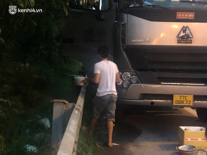 Tài xế container nấu ăn bên lề đường, chờ giấy thông hành để vào Hà Nội: "Tôi bị kẹt ở đây 5 ngày rồi chưa chuyển hàng được" - Ảnh 10. Tài xế container nấu ăn bên lề đường, chờ giấy thông hành để vào Hà Nội: "Tôi bị kẹt ở đây 5 ngày rồi chưa chuyển hàng được" - Ảnh 10.
