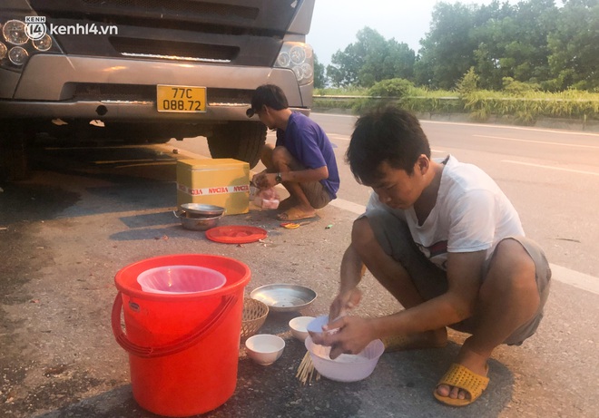 Tài xế container nấu ăn bên lề đường, chờ giấy thông hành để vào Hà Nội: "Tôi bị kẹt ở đây 5 ngày rồi chưa chuyển hàng được" - Ảnh 10. Tài xế container nấu ăn bên lề đường, chờ giấy thông hành để vào Hà Nội: "Tôi bị kẹt ở đây 5 ngày rồi chưa chuyển hàng được" - Ảnh 10.