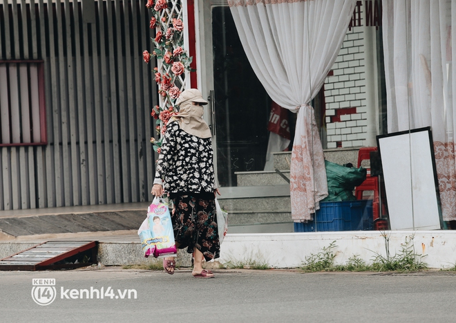 Ảnh: Siêu thị đóng cửa sớm, người dân TP.HCM tranh thủ mua sắm để trở về nhà trước 18h tối - Ảnh 1.