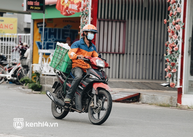 Ảnh: Siêu thị đóng cửa sớm, người dân TP.HCM tranh thủ mua sắm để trở về nhà trước 18h tối - Ảnh 1.