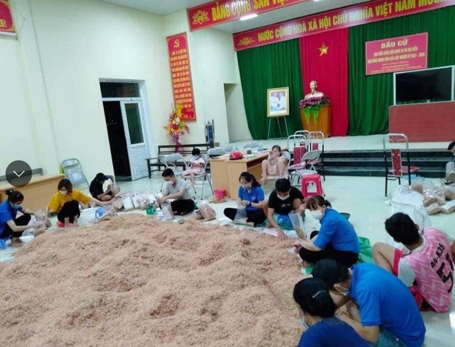 Thanh Hóa: Hơn 1.600 tấn hàng đã lên tàu vào ủng hộ đồng bào phía Nam - Ảnh 2.