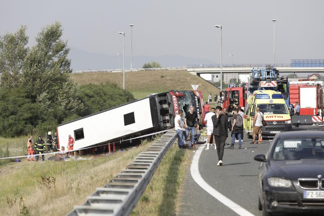 Croatia: Xe bu&yacute;t đổ lật v&igrave; t&agrave;i xế ngủ gật, 54 người thương vong - Ảnh 1.