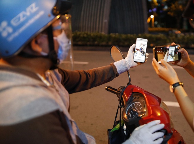 Trực tiếp: Toàn cảnh đường phố Sài Gòn sau 18h tối nay (26/7) - Ảnh 2.