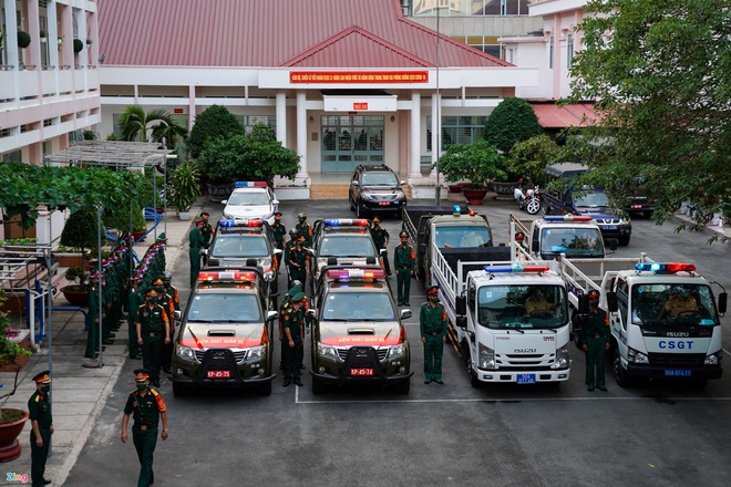 Trực tiếp đường phố Sài Gòn sau 18h: Lặng người trước ông bố chở bình oxy cứu con - Ảnh 1.