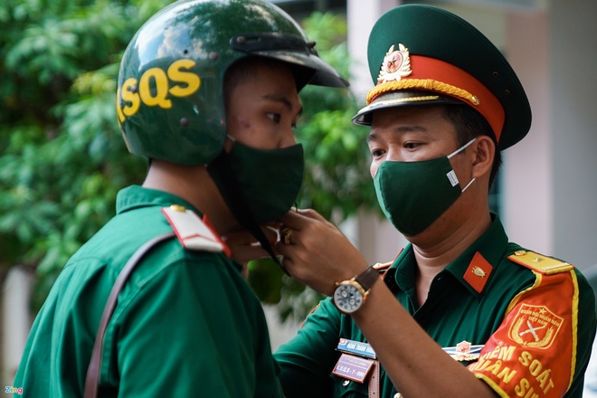 Trực tiếp đường phố Sài Gòn sau 18h: Lặng người trước ông bố chở bình oxy cứu con - Ảnh 3.