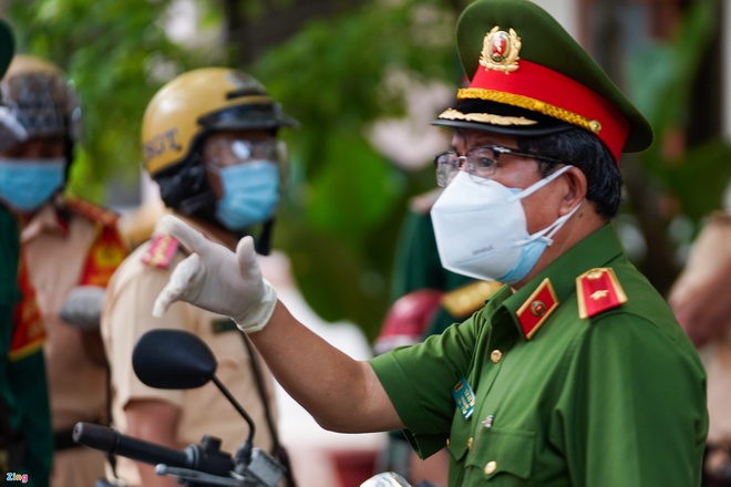 Trực tiếp đường phố Sài Gòn sau 18h: Lặng người trước ông bố chở bình oxy cứu con - Ảnh 5.