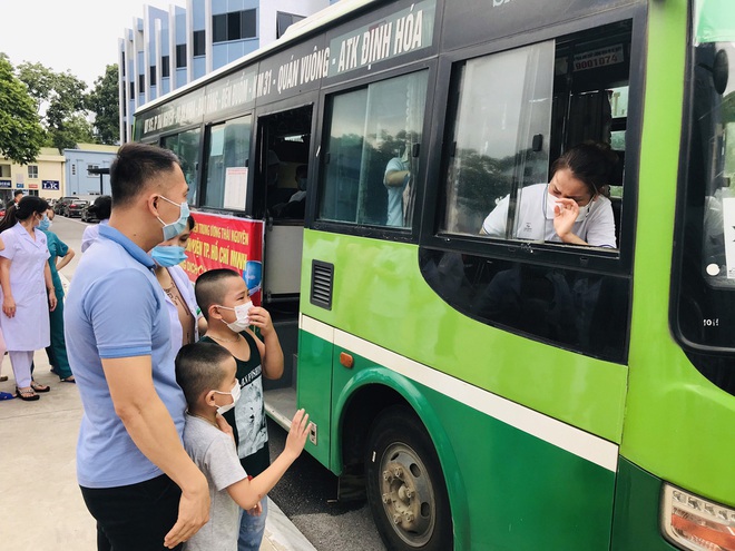 Nữ điều dưỡng tại TP.HCM: Không ăn uống, đi vệ sinh trong suốt hơn 7 tiếng trực, người ướt sũng, tay nhăn nheo vì nóng - Ảnh 1.