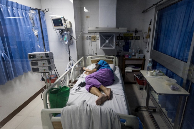 Bệnh viện Thái Lan quá tải, bãi đỗ xe thành nơi cấp cứu bệnh nhân Covid-19 - Ảnh 1.