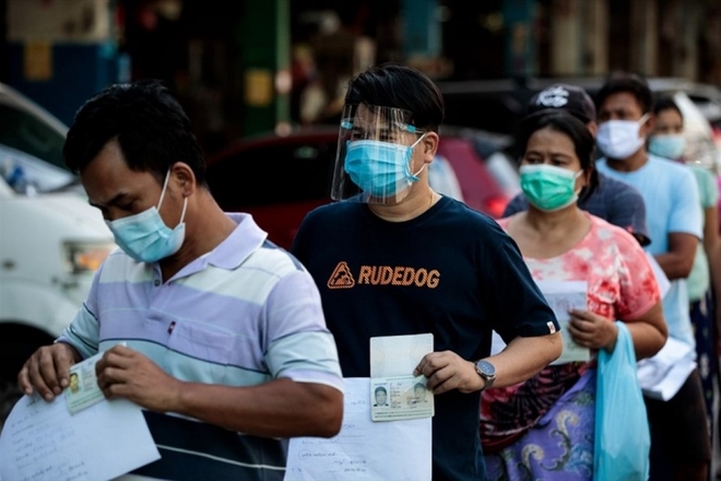 Thiếu hụt vaccine khiến cuộc khủng hoảng Covid-19 tại Thái Lan ngày càng trầm trọng - Ảnh 1.