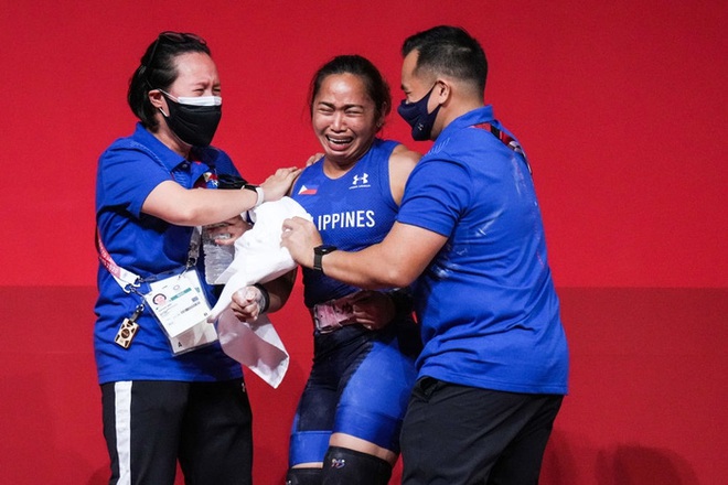 Xót xa hình ảnh đôi bàn tay của VĐV Philippines sau khi giành HCV Olympic, xứng đáng với khoản thưởng rất nhiều số 0 cô nhận được  - Ảnh 3.