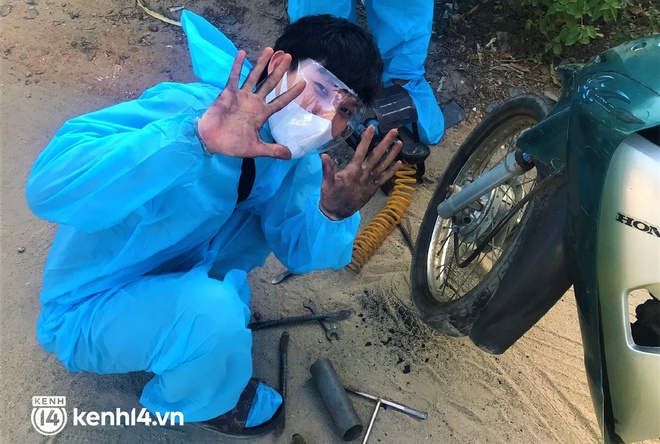 Biệt đội áo xanh xuyên đêm sửa xe miễn phí, tiếp sức cho người dân chạy xe máy từ TP.HCM về quê - Ảnh 5. Biệt đội áo xanh xuyên đêm sửa xe miễn phí, tiếp sức cho người dân chạy xe máy từ TP.HCM về quê - Ảnh 5.