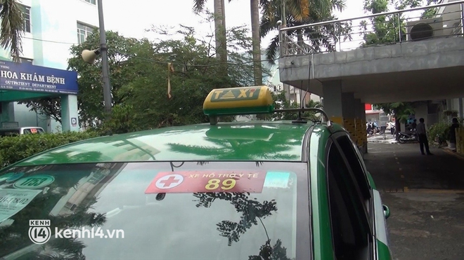 Cận cảnh xe taxi được lắp bình oxy, kit xét nghiệm nhanh để hỗ trợ đưa người dân đến bệnh viện ở TP.HCM - Ảnh 3.