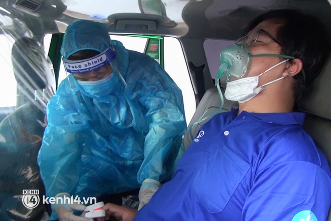 Cận cảnh xe taxi được lắp bình oxy, kit xét nghiệm nhanh để hỗ trợ đưa người dân đến bệnh viện ở TP.HCM - Ảnh 2.