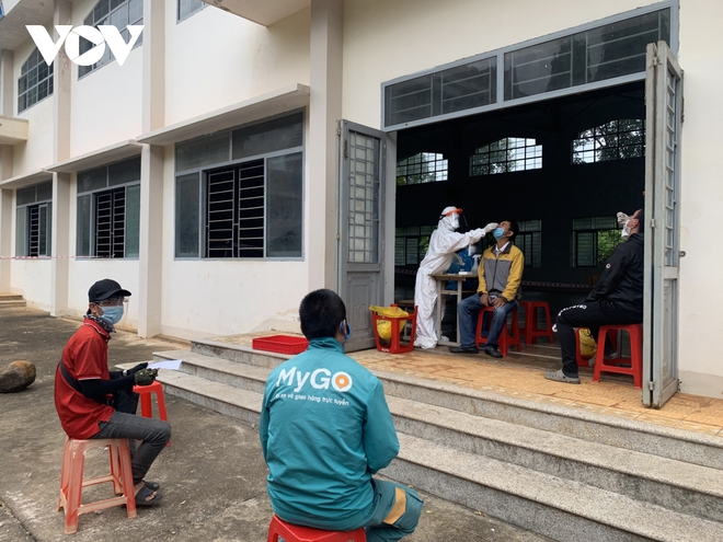 Đắk Lắk lấy mẫu x&eacute;t nghiệm s&agrave;ng lọc SARS-CoV-2&nbsp;cho c&aacute;c shipper - Ảnh 1.