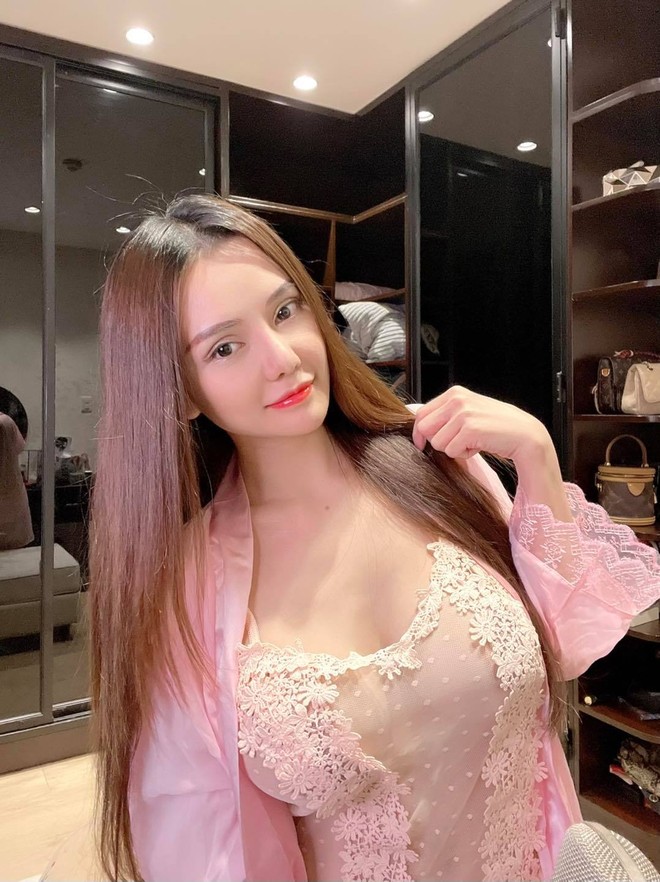 "Hot girl ngực khủng" Mon 2K sau scandal hôn phản cảm: Lấn sân ca hát, tuyên bố giọng không thua Ngọc Trinh, Chi Pu - Ảnh 5. "Hot girl ngực khủng" Mon 2K sau scandal hôn phản cảm: Lấn sân ca hát, tuyên bố giọng không thua Ngọc Trinh, Chi Pu - Ảnh 5.