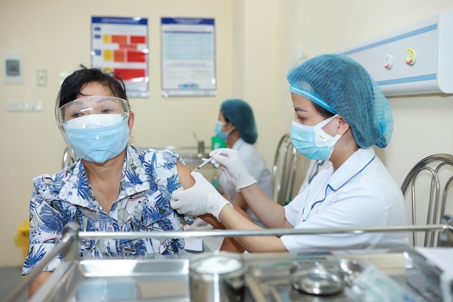 Chuyên gia: Giờ đang là thời điểm vàng để TP.HCM tăng tốc tiêm vaccine COVID-19 - Ảnh 1.