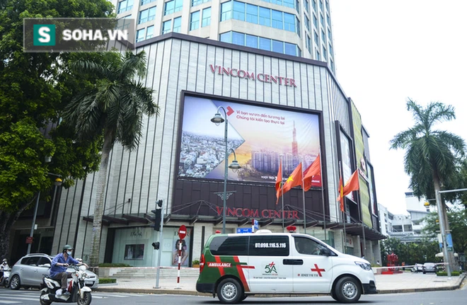 Vào Trung tâm thương mại mua hàng, ra cửa thấy toà nhà bị phong toả khiến nam thanh niên ngỡ ngàng - Ảnh 1.