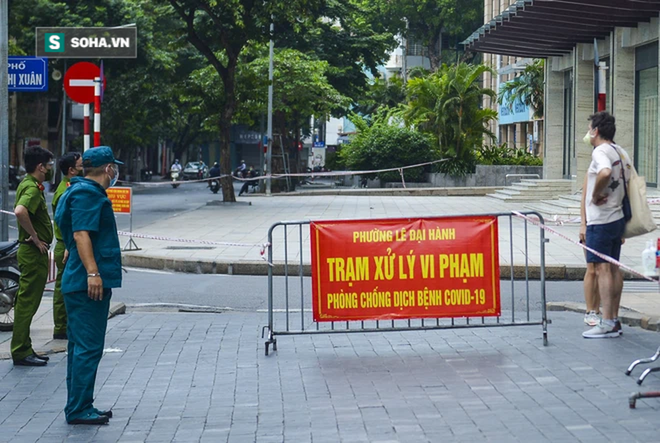 Vào Trung tâm thương mại mua hàng, ra cửa thấy toà nhà bị phong toả khiến nam thanh niên ngỡ ngàng - Ảnh 2.