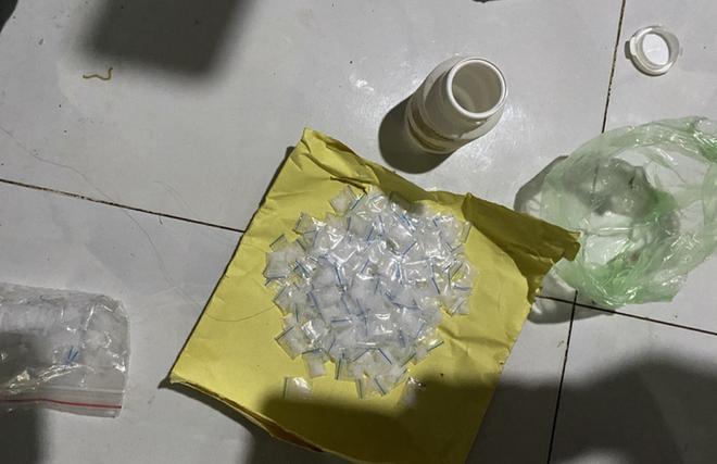 Ch&acirc;n dung đ&ocirc;i vợ chồng c&ugrave;ng 3 người con lao v&agrave;o ma t&uacute;y  - Ảnh 6.