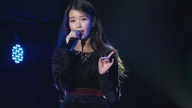 IU từng bị chính khán giả của mình tấn công ngay tại sân khấu, fan xem mà xót xa: Idol cũng biết đau đấy ạ! - Ảnh 2.