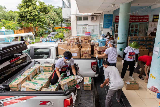 Sân khấu đặc biệt: Nơi ca sĩ Phương Thanh và các nghệ sĩ biểu diễn cho 4.000 F0 tại bệnh viện dã chiến - Ảnh 1. Sân khấu đặc biệt: Nơi ca sĩ Phương Thanh và các nghệ sĩ biểu diễn cho 4.000 F0 tại bệnh viện dã chiến - Ảnh 1.