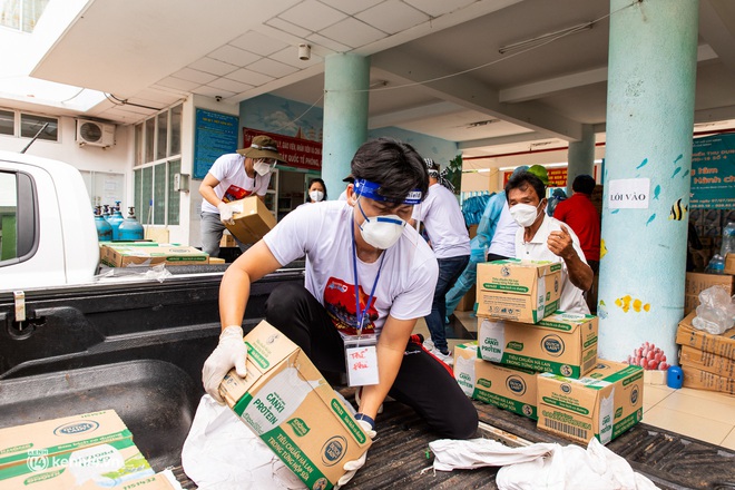 Sân khấu đặc biệt: Nơi ca sĩ Phương Thanh và các nghệ sĩ biểu diễn cho 4.000 F0 tại bệnh viện dã chiến - Ảnh 1. Sân khấu đặc biệt: Nơi ca sĩ Phương Thanh và các nghệ sĩ biểu diễn cho 4.000 F0 tại bệnh viện dã chiến - Ảnh 1.
