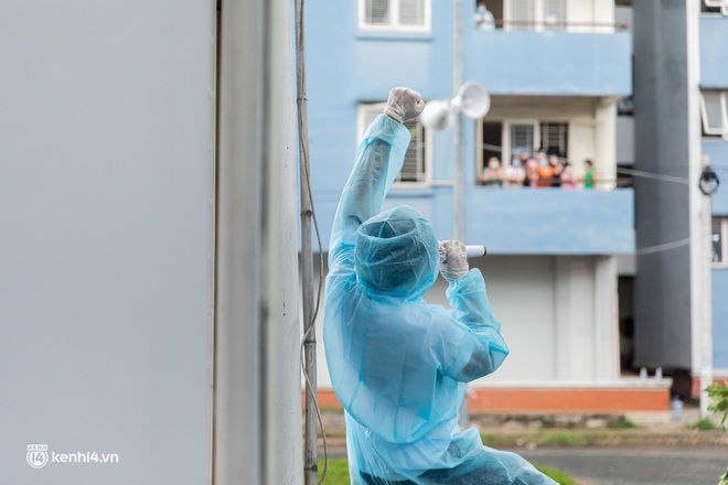 Sân khấu đặc biệt: Nơi ca sĩ Phương Thanh và các nghệ sĩ biểu diễn cho 4.000 F0 tại bệnh viện dã chiến - Ảnh 9. Sân khấu đặc biệt: Nơi ca sĩ Phương Thanh và các nghệ sĩ biểu diễn cho 4.000 F0 tại bệnh viện dã chiến - Ảnh 9.