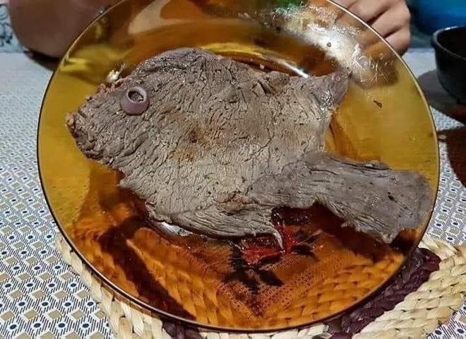 Khi thèm ăn cá khủng khiếp mà nhà chỉ còn thịt bò, cô gái sáng tạo ra tác phẩm khiến dân mạng phục sát đất - Ảnh 1. Khi thèm ăn cá khủng khiếp mà nhà chỉ còn thịt bò, cô gái sáng tạo ra tác phẩm khiến dân mạng phục sát đất - Ảnh 1.